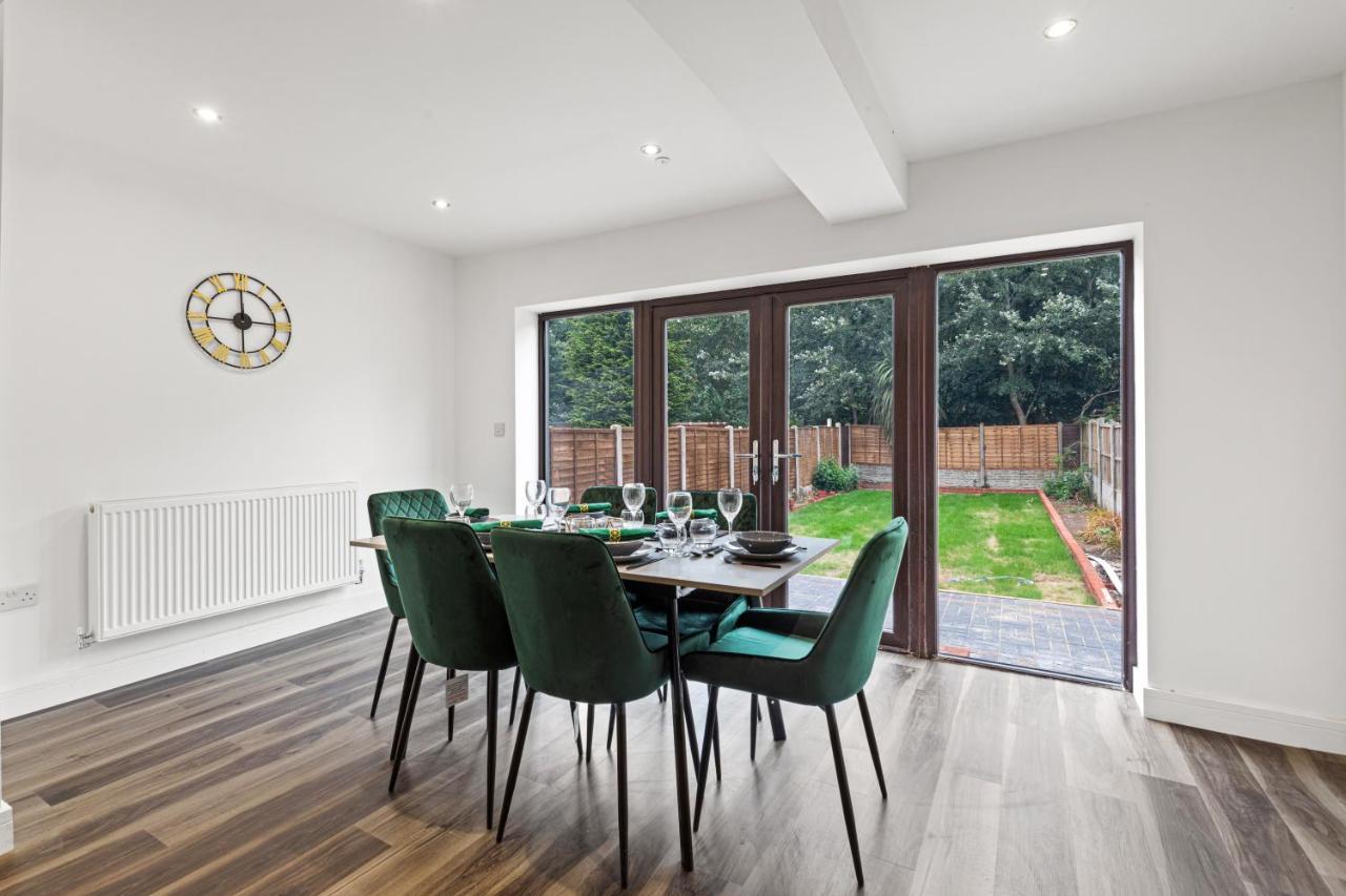 Walsall - 4 Bedroom House, Wi-Fi, Garden , Sleeps 8 - Jrr Stays Bescot Exterior photo