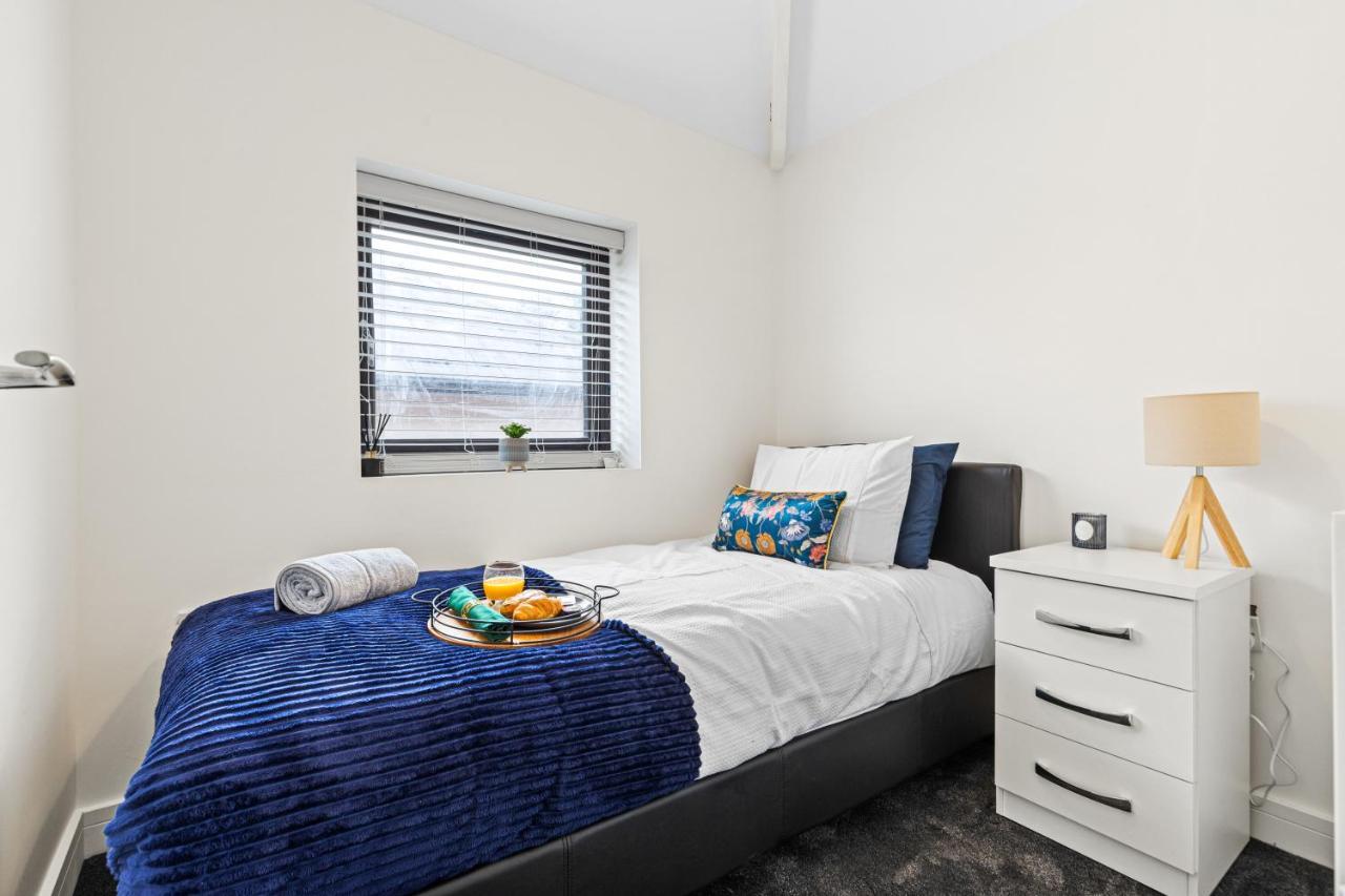 Walsall - 4 Bedroom House, Wi-Fi, Garden , Sleeps 8 - Jrr Stays Bescot Exterior photo