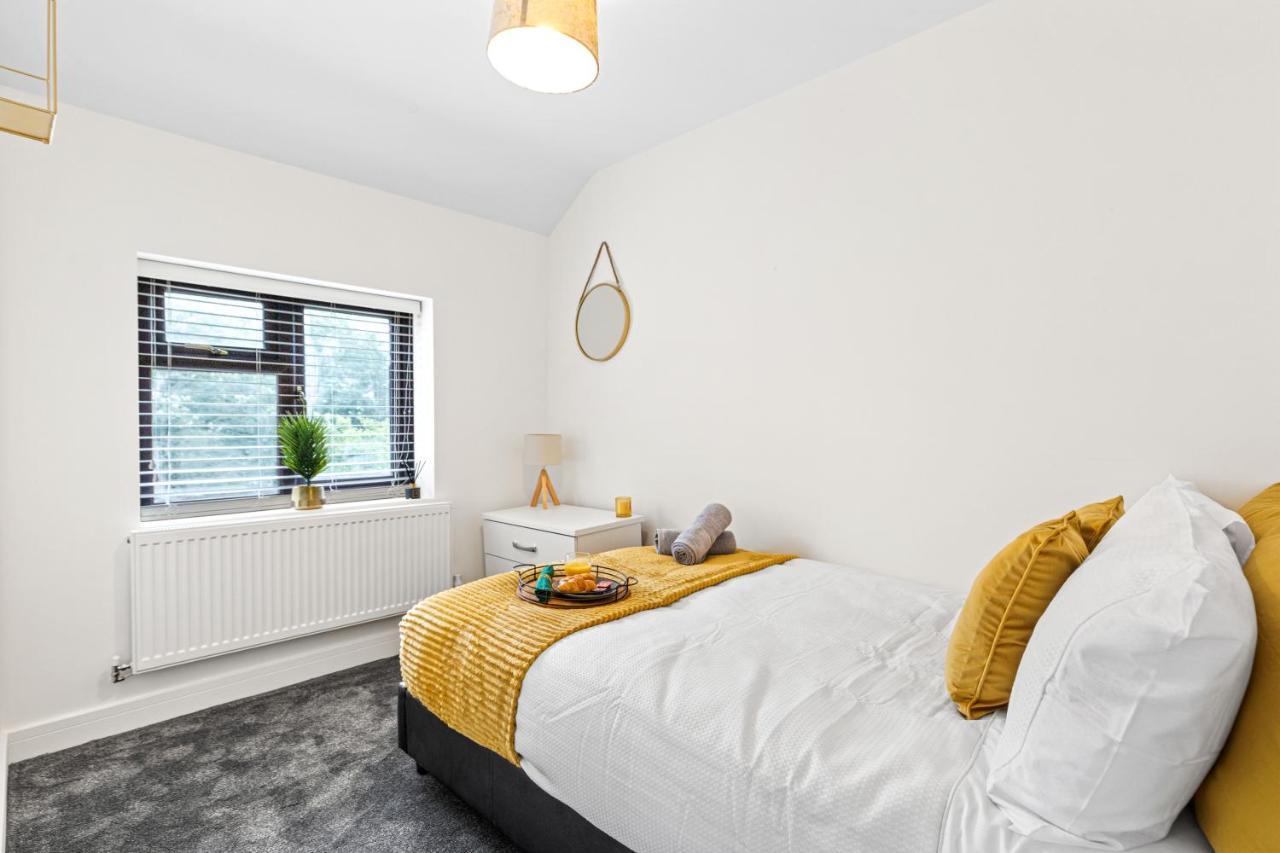 Walsall - 4 Bedroom House, Wi-Fi, Garden , Sleeps 8 - Jrr Stays Bescot Exterior photo