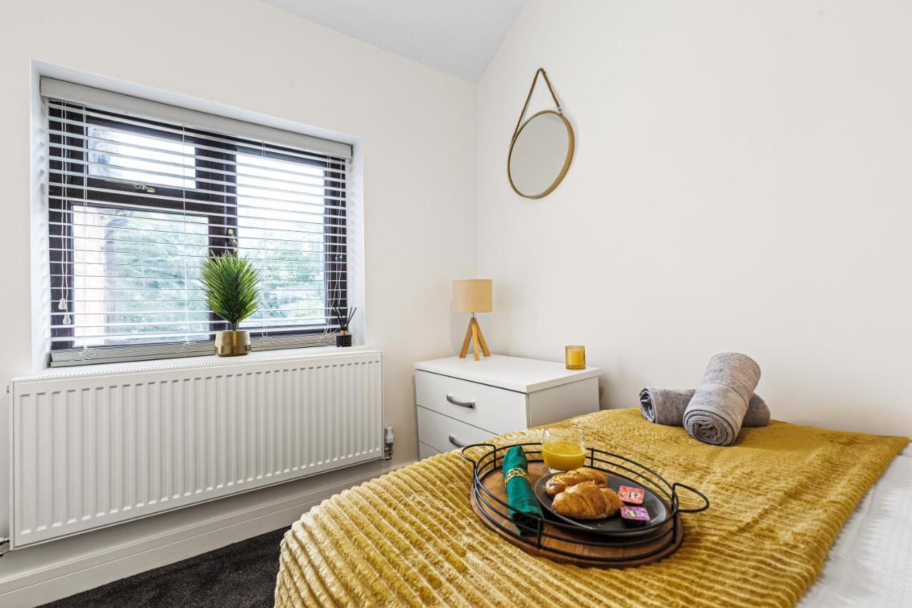 Walsall - 4 Bedroom House, Wi-Fi, Garden , Sleeps 8 - Jrr Stays Bescot Exterior photo