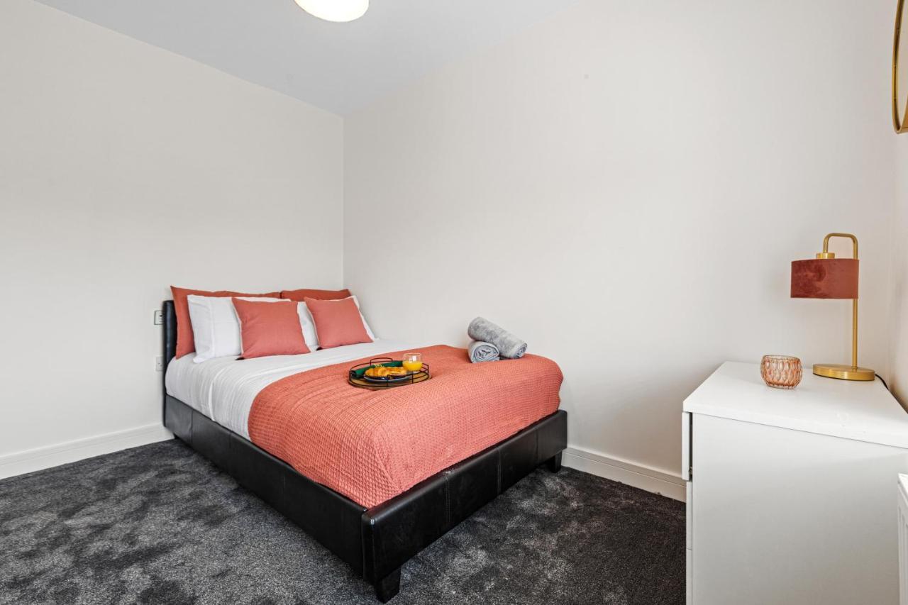 Walsall - 4 Bedroom House, Wi-Fi, Garden , Sleeps 8 - Jrr Stays Bescot Exterior photo